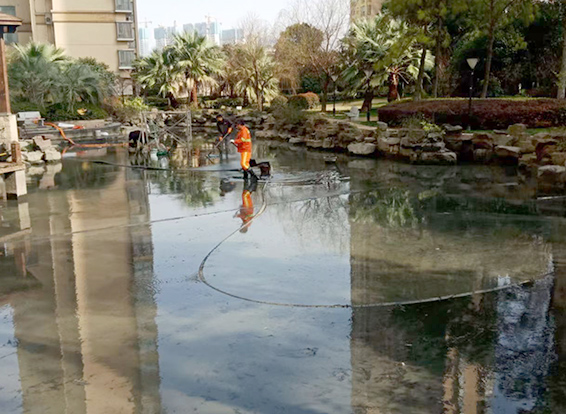 姑苏景观池淤泥清理