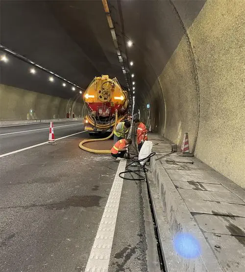 姑苏隧道排水渠清淤